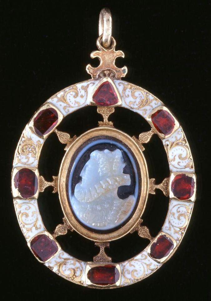 Gold enamelled pendant, set with rubies and an onyx cameo portrait of Elizabeth I in profile. London, c.1575–1603